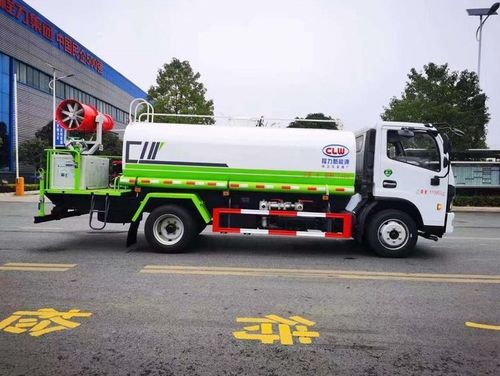 园林绿化与城市清洁的得力助手 国六15方洒水车与肉钩车的功能与应用