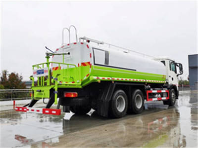 国六环卫新力量 18.5方豪沃、25吨喷洒车与东风后双桥洒水车饲料车解析