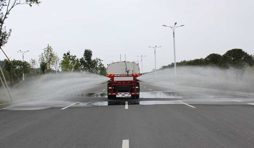 国五标准东风20方绿化喷洒车 城市绿化的高效多面手