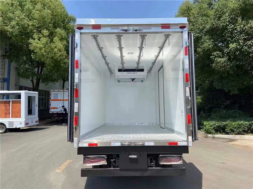 高效物流新选择 国六大运蓝牌肉钩冷藏车、小白鲨蔬菜运输冷藏车与多功能喷洒车详解